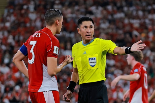 Trưởng đoàn Indonesia đẩy trọng tài, nhận thẻ đỏ để 'cứu' cầu thủ