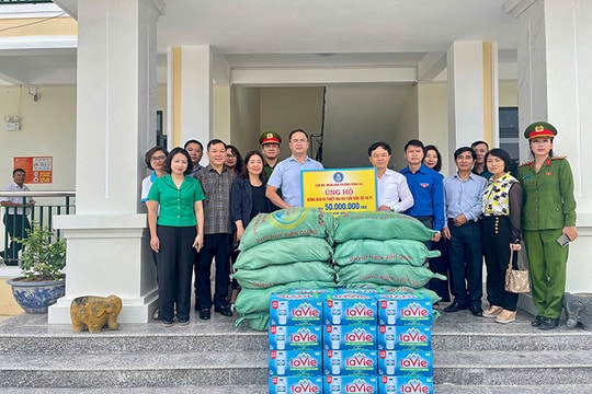 Phường Đống Đa sẻ chia khó khăn với người dân vùng ngập lụt Hà Nội