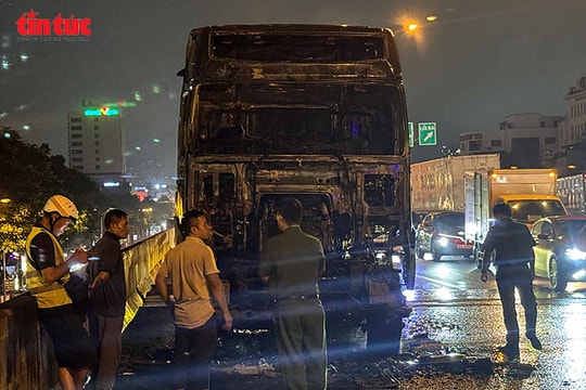 Ô tô đầu kéo bốc cháy trên đường vành đai 3 trên cao