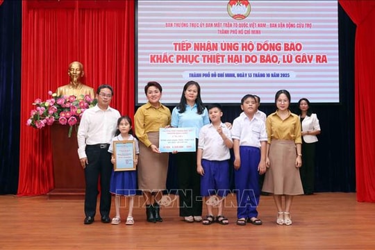 Sẻ chia, hướng về đồng bào bị ảnh hưởng bởi bão lũ