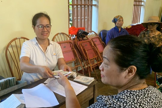 Chi trả lương hưu cho người hưởng bằng tiền mặt tại Thái Nguyên ngay sau lũ