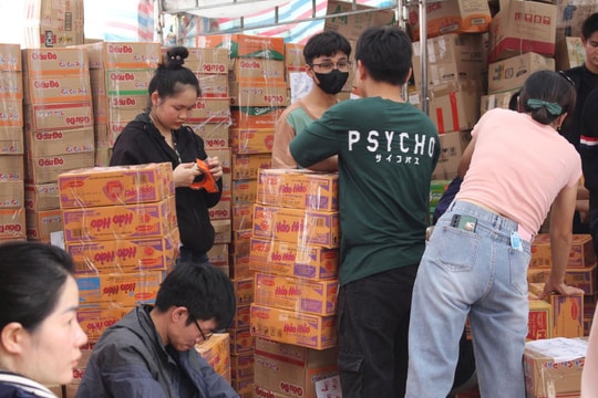 Người dân TP Hồ Chí Minh chung tay quyên góp ủng hộ đồng bào bị bão lũ