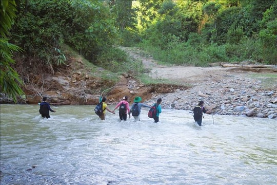 Người dân vùng cô lập tại Nghệ An mong sớm có cầu vượt suối