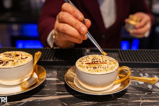Hà Nội: Trải nghiệm cà phê trứng dát vàng 24K khiến khách Tây thích thú