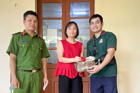 Trả lại túi xách tiền, vàng nhặt được trong lũ