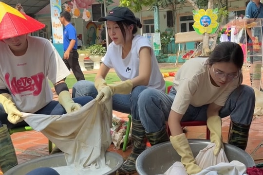 Hoa hậu, á hậu dọn bùn đất sau lũ