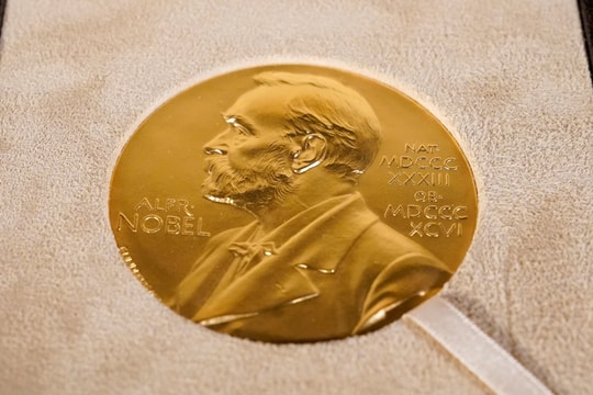 3 nhà khoa học thắng giải Nobel Kinh tế 2025