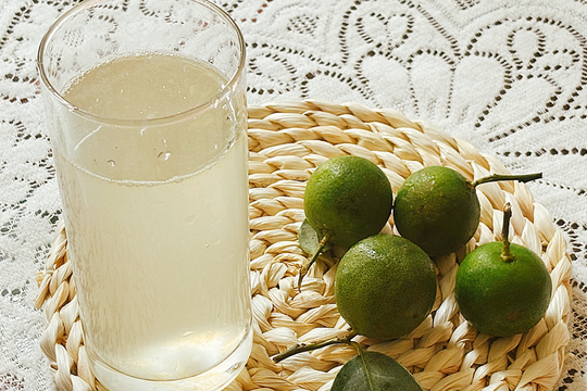 Uống nước chanh ấm buổi sáng trị gan nhiễm mỡ?