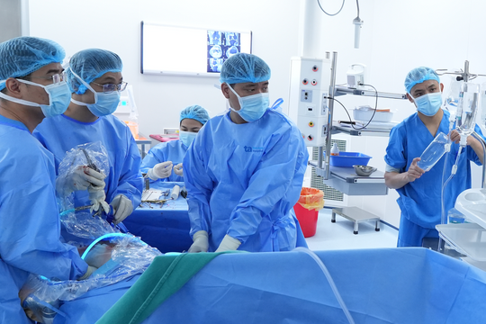 Tái tạo đa dây chằng cho vận động viên bóng rổ