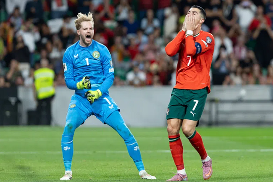 Ronaldo khiêu khích thủ môn Ireland trước khi hỏng phạt đền