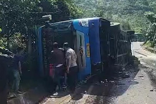 Lật xe khách, hai người chết