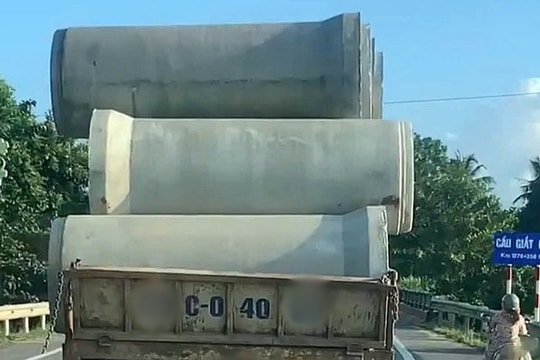 Bị phạt 20 triệu đồng vì chở ống cống bêtông không chằng buộc