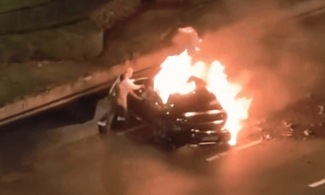 Ôtô bốc cháy sau va chạm, không thể phá cửa