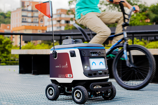 Robot giao đồ ăn - xu hướng mới ở đại học Mỹ