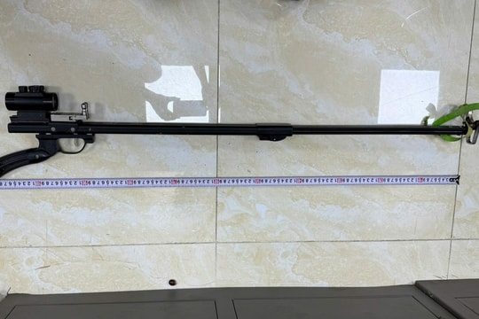 Hai ôtô chở công nhân bị bắn vỡ kính bằng ná cao su