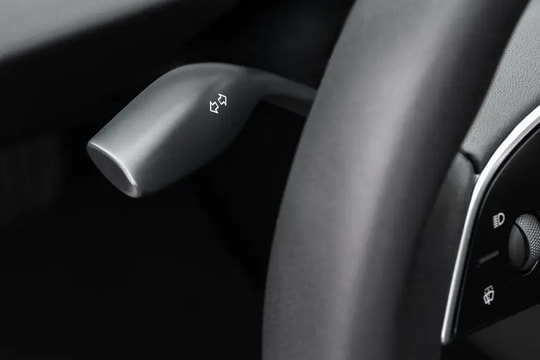 Tesla cắt cần gạt xi-nhan trên xe rồi bán với giá gần 600 USD