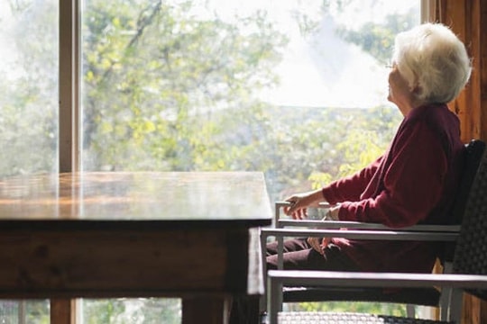 Bà cụ sống cô độc có 14 triệu lãi ngân hàng mỗi tháng