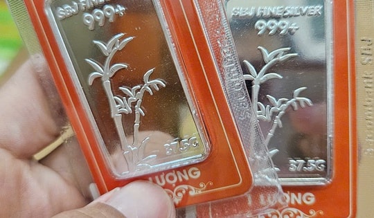 Giá bạc hôm nay 13-10: Mỗi lượng bạc vượt 2 triệu đồng, các cửa hàng mua bán nhỏ giọt