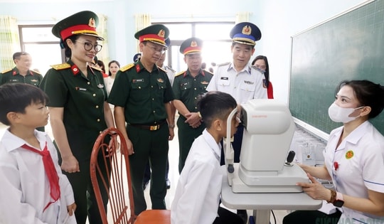 Học sinh đặc khu Cô Tô được khám mắt và phát thuốc miễn phí trong chương trình 'Trăng thu Biên cương'