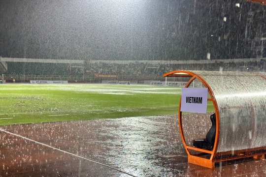 Trận Việt Nam đấu với Nepal bị hoãn 30 phút