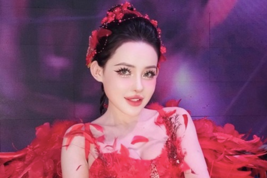 Ngân 98, Thuỳ Tiên và loạt chiến thần livestream bán hàng vướng vòng lao lý