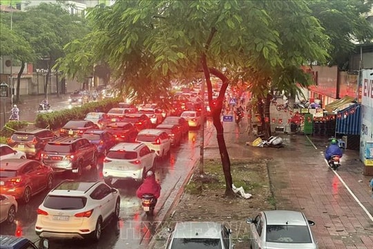 Hà Nội: Nhiều tuyến đường tắc nghẽn cục bộ trong cơn mưa sớm