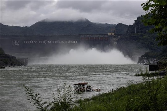 Mở 1 cửa xả đáy hồ thủy điện Hòa Bình, hồi 15 giờ ngày 14/10