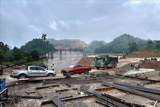 Gỡ vướng cho dự án đường cao tốc Hòa Bình - Mộc Châu