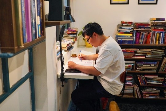 Quán cà phê toàn món độc lạ, chủ gây sốt khi trả tiền cho người đọc sách