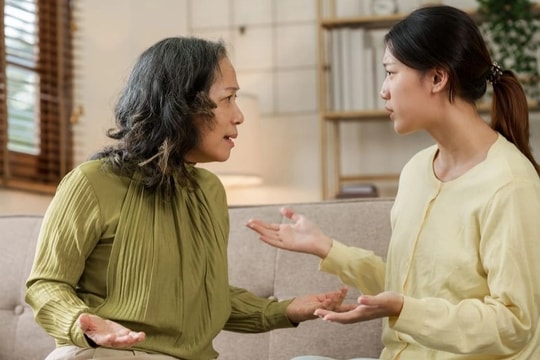 Bà nội cho cháu xem điện thoại, vợ tôi dám “to gan” nói câu này