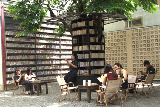 Quán cà phê có bức tường dựng từ 7.500 cuốn sách