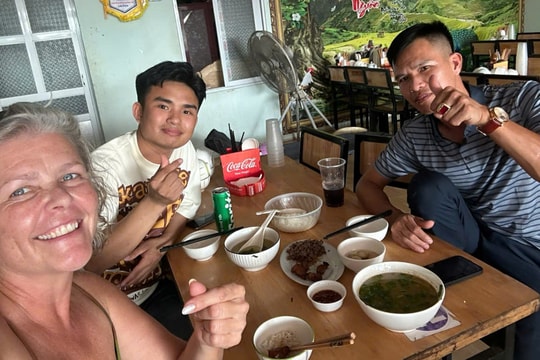 Người nước ngoài ấn tượng tinh thần Việt trong bão lũ