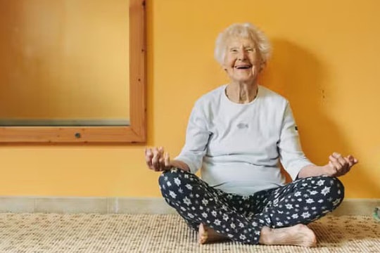 Bí quyết sống khỏe không cần 'phép màu' của giáo viên yoga 102 tuổi