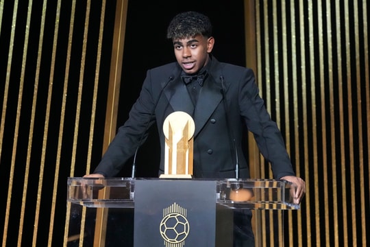 Barca từ chối đề nghị 463 triệu USD cho Yamal