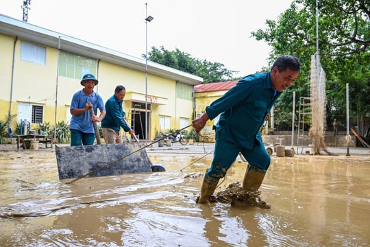 Người dân Bắc Ninh dọn bùn đất sau lũ