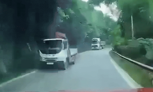 Lấn làn ở khúc cua, người đi xe máy lao thẳng vào đầu ôtô