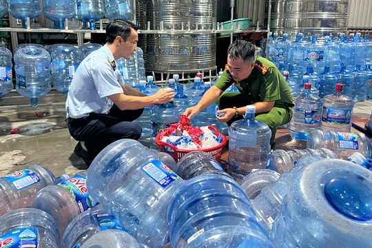 Bơm nước lã vào 20.000 bình nước Lavie giả