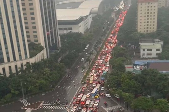 Bất lực 'đèn xanh nhưng không nhúc nhích' trong cơn mưa Hà Nội