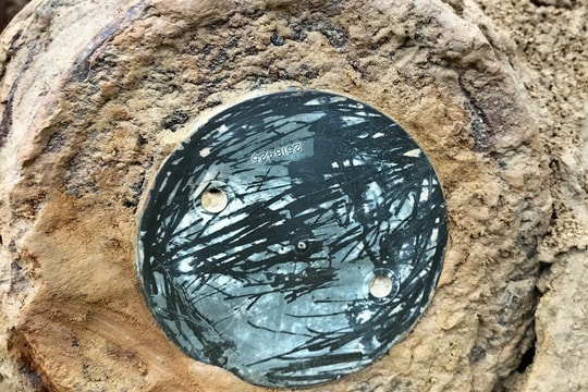 Bom 200 kg trồi lên khi bờ sông sạt lở