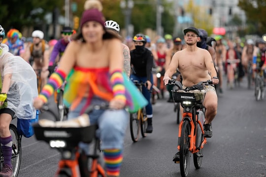 Người biểu tình Portland đạp xe khỏa thân phản đối chính quyền Trump