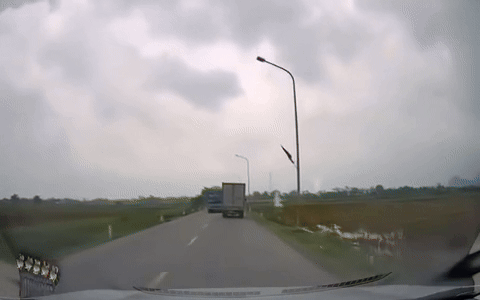 Xe buýt lấn làn, đâm nát sườn xe tải nhỏ