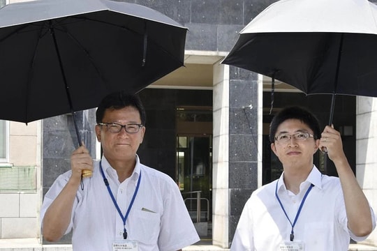 Đàn ông Nhật 'vượt ngại' để cầm ô che nắng