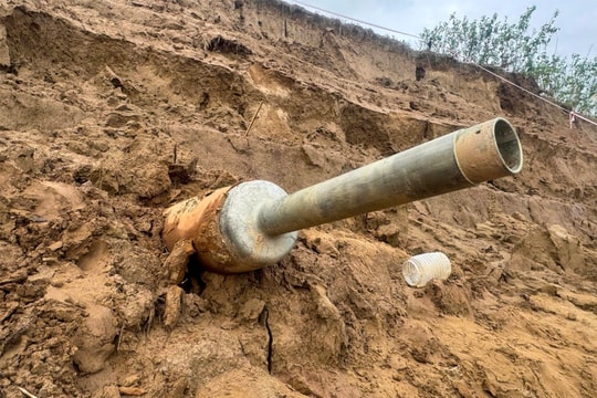 Thêm quả bom trồi lên khi bờ sông sạt lở