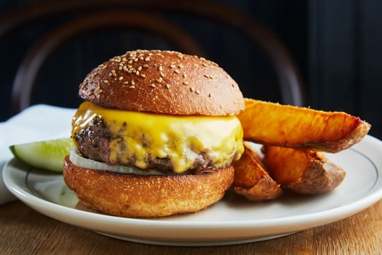 Nhà hàng ở Mỹ chật vật với đòn thuế của ông Trump