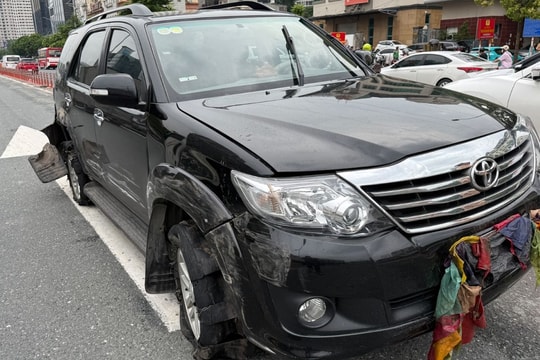 Tài xế lái ôtô nổ lốp đi ngược chiều trên cầu vượt Mai Dịch