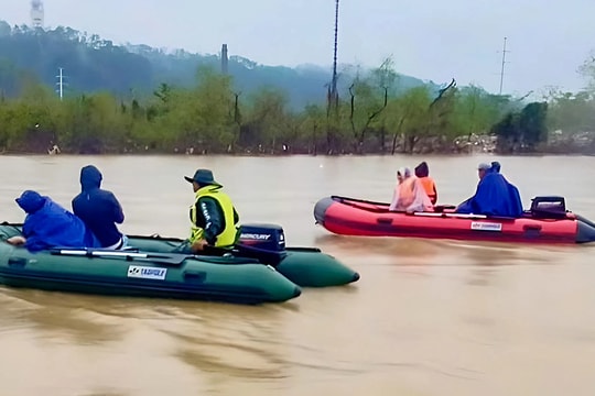 Hàng trăm người tìm kiếm ba bố con nghi mất tích ở sông Lam