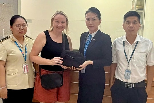 Nhân viên vệ sinh máy bay trả lại tiền cho khách Australia bỏ quên