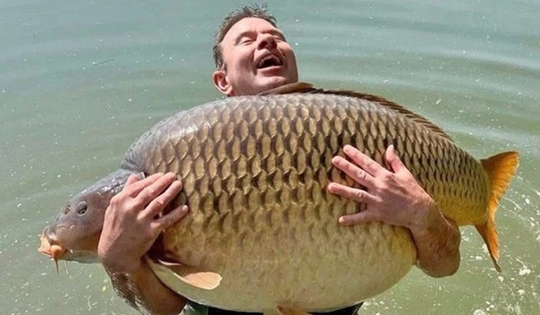 Đi câu cá "giải sầu", người đàn ông câu được con cá chép "khổng lồ"