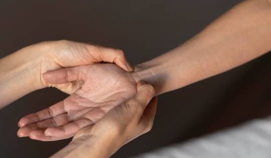 Cứ nghĩ tê tay do mỏi, ai ngờ mắc bệnh nguy hiểm