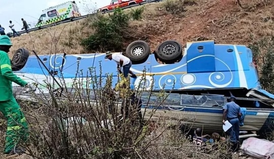 Xe buýt mất lái lao khỏi đường rồi lật ngửa, 42 người tử vong